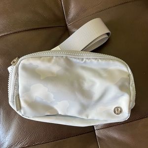 Lululemon Everywhere Belt Bag (Starlight Camo)